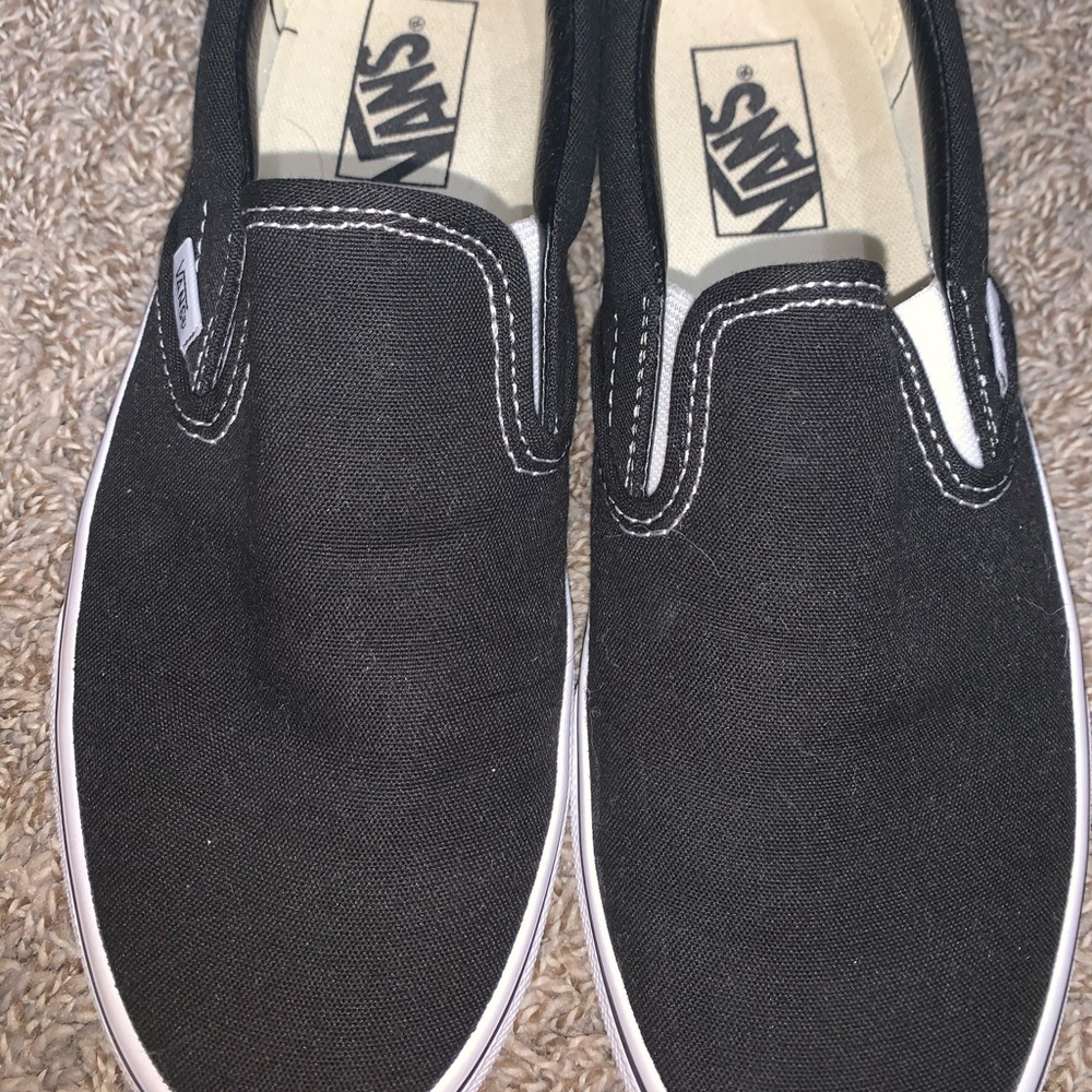 Black slip on vans BARELY WORN🤩